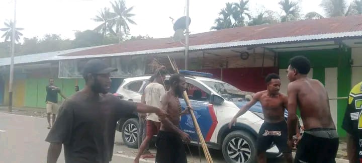 Insiden bentrok antara masyarakat sipil dan aparat kepolisian yang terjadi di Burmeso, ibu kota Kabupaten Mamberamo Raya