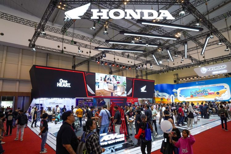 Pengunjung pameran sepeda motor terbesar di Indonesia pada jajaran sepeda motor Honda yang secara total terjual sebanyak 562 unit. (Foto: Istimewa)
