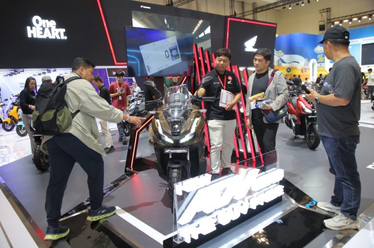 Pengunjung pameran sepeda motor terbesar di Indonesia pada jajaran sepeda motor Honda yang secara total terjual sebanyak 562 unit. (Foto: Istimewa)