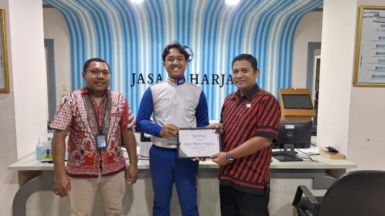 Penghargaan Corporate Award (CA)  diberikan Astra Motor Papua dari PT Jasa Raharja Wilayah Papua sebagai bentuk apresiasi atas sinergi. (Foto: istimewa)
