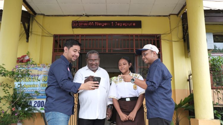 Manager Mobile Consumer Telkomsel Branch Jayapura, Grita Adrinovian ketika mencoba akses jaringan Hyper 5G Telkomsel di SMAN 1 Kota Jayapura. (Foto: Istimewa)