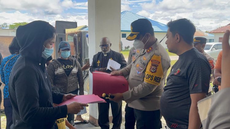 Proses penyerahan lima jenazah korban kekejaman Kelompok Kriminal Bersenjata (KKB) kepada pihak keluarga. (Foto: Istimewa)
