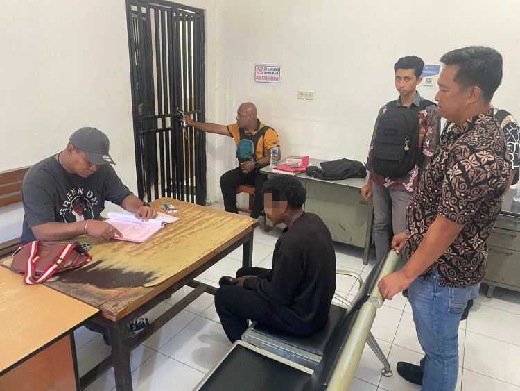 Tersangka SY diserahkan kepada Jaksa Penuntut Umum (JPU) Samuel Heros Berhitu untuk tahap penuntutan di Pengadilan Negeri Jayapura. (Foto: Istimewa)