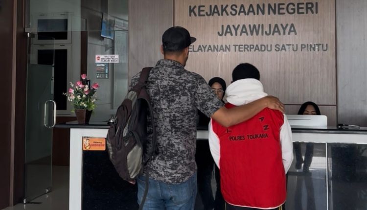 Tersangka berinisial EK (25) beserta barang bukti diserahkan ke Kejaksaan Negeri Jayawijaya. (Foto: Istimewa)