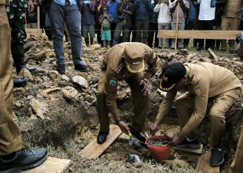 Jejak Injil di Tanah Puncak: Bupati Elvis Tabuni Letakkan Batu Pertama Tugu Sejarah Ilaga