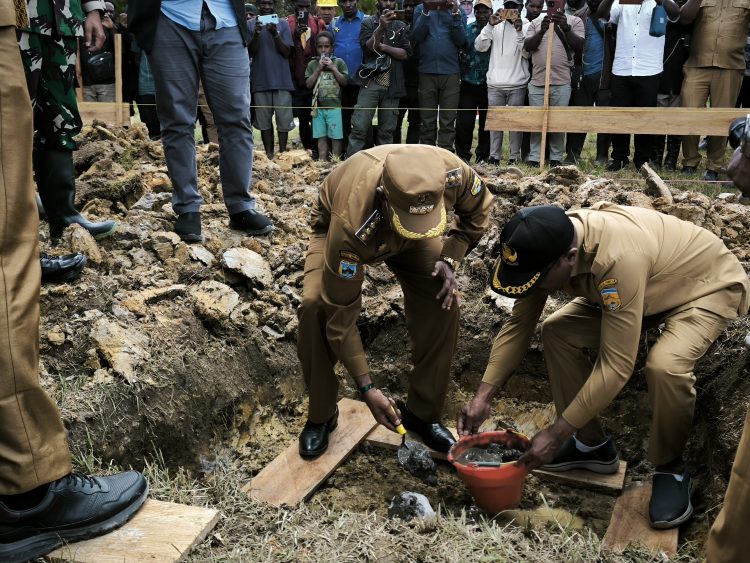 Peletakan batu pertama pembangunan Tugu Peringatan Injil Masuk di Ilaga, Kabupaten Puncak. (Foto: Istimewa)