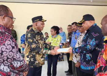 Elvis Tabuni Serahkan DPPA Rp2 Triliun, Ingatkan OPD Bekerja Bersih dan Profesional