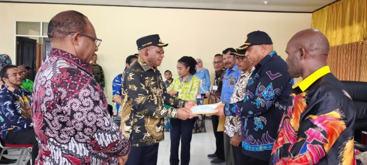 Bupati Puncak Elvis Tabuni menyerahkan dokumen perubahan pelaksanaan anggaran (DPPA) Tahun Anggaran 2025 kepada sejumlah satuan kerja perangkat daerah (SKPD) di Lingkungan Pemerintah Kabupaten Puncak, di Kantor Badan Pengelolaan Keuangan dan Aset Daerah Kabupaten Puncak. (Foto: Istimewa)