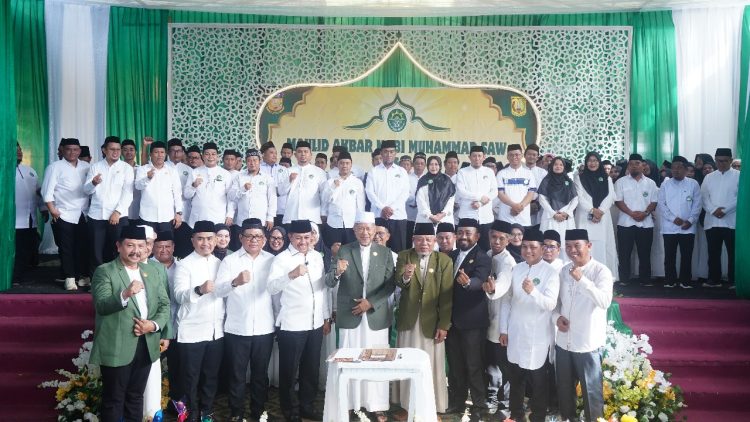 Foto bersama dalam Maulid Akbar Nabi Muhammad SAW yang dirangkai dengan pelantikan pengurus Persatuan Darud Da’wah wal Irsyad (DDI) Provinsi Papua dan Kota Jayapura berlangsung khidmat di PTC Entrop. (Foto: Istimewa)