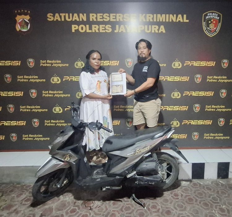 penyerahan satu unit sepeda motor hasil temuan kepada pemilik yang sah. (Foto: Istimewa)