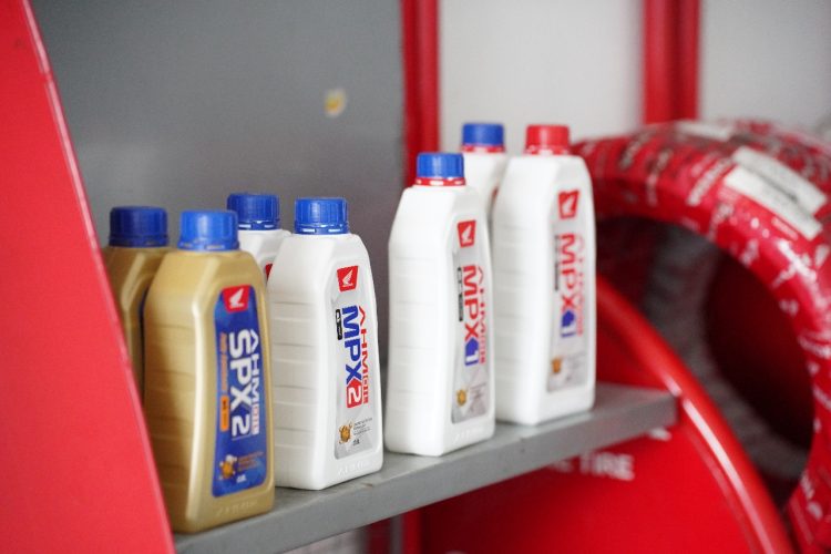 Perbedaan antara oli synthetic (Honda SPX Series) dan non-synthetic (Honda MPX Series). Foto: Istimewa)