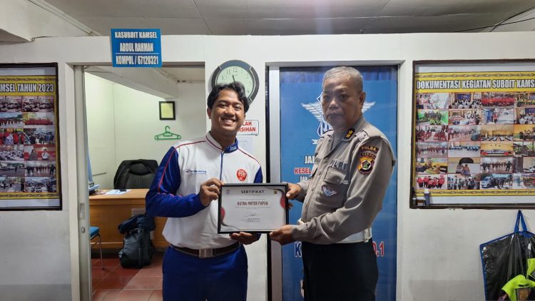 Penghargaan tersebut diserahkan langsung oleh Kasubdit Keamanan dan Keselamatan (Kamsel) Ditlantas Polda Papua. (Foto: Istimewa)