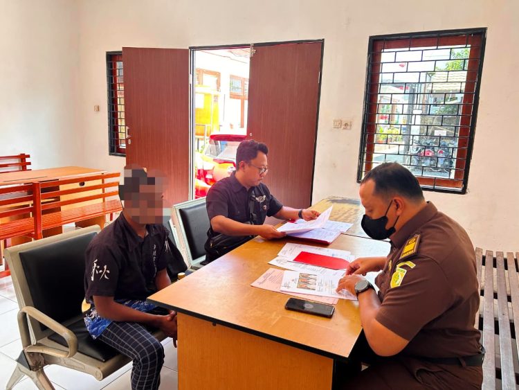 Penyerahan tersangka dilakukan pada Selasa (14/10/2025) siang, usai berkas perkara dinyatakan lengkap atau P-21. (Foto: Istimewa)