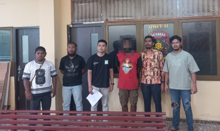 Polairud menyerahkan seorang warga negara asing (WNA) asal Papua New Guinea (PNG) bernama Patrick Thomas (20) kepada pihak Inteldakim Kantor Imigrasi Kelas I TPI Jayapura. (Foto: Istimewa)