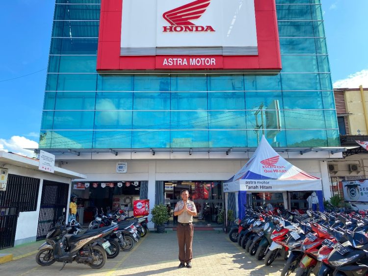 Security adalah wajah pertama dari dealer. Dari merekalah kesan pertama konsumen terhadap pelayanan Honda terbentuk. (Foto: Istimewa)