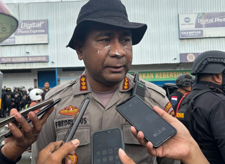 Kapolresta Jayapura Kota, Kombes Pol Fredrickus W. A. Maclarimboen saat diwawancarai. (Foto: Istimewa)