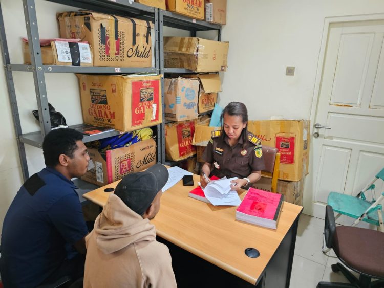 Setelah tahap penyerahan ini, ketiga tersangka akan segera menjalani proses penuntutan oleh JPU Kejari Jayawijaya. (Foto: Istimewa)