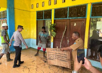 Polsek Biak Barat Berhasil Buka Pemalangan Kantor Distrik Swandiwe Secara Damai