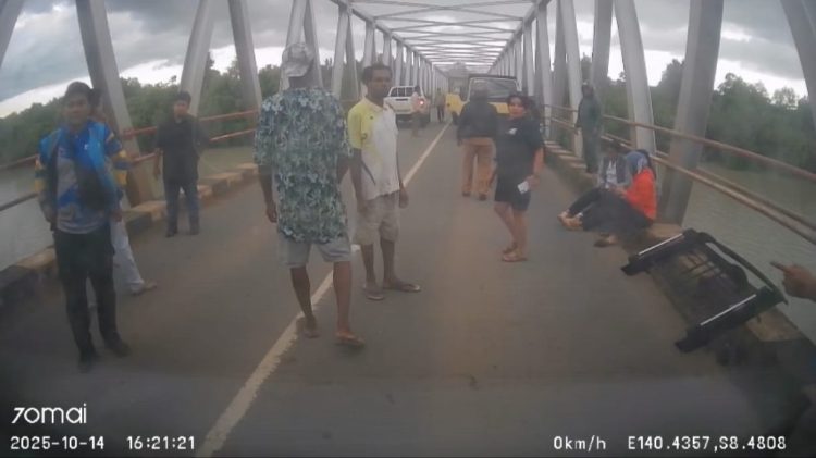 Peristiwa kecelakaan beruntun ini sempat menyebabkan kemacetan di jalur utama yang menghubungkan kawasan Kuprik dengan Kota Merauke. (Foto: Istimewa)