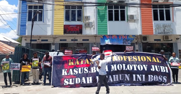 Aksi damai di depan kantor redaksi Jubi di Jalan SPG Taruna Bakti, Waena, Kota Jayapura. (Foto: Istimewa)