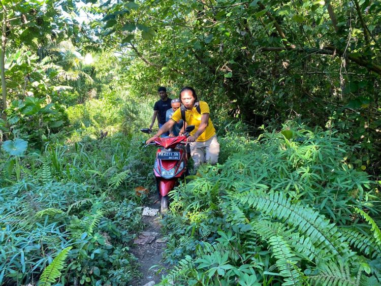 Satu unit sepeda motor hasil curian yang disembunyikan di sebuah kebun di wilayah Kabupaten Sarmi. (Foto: Istimewa)