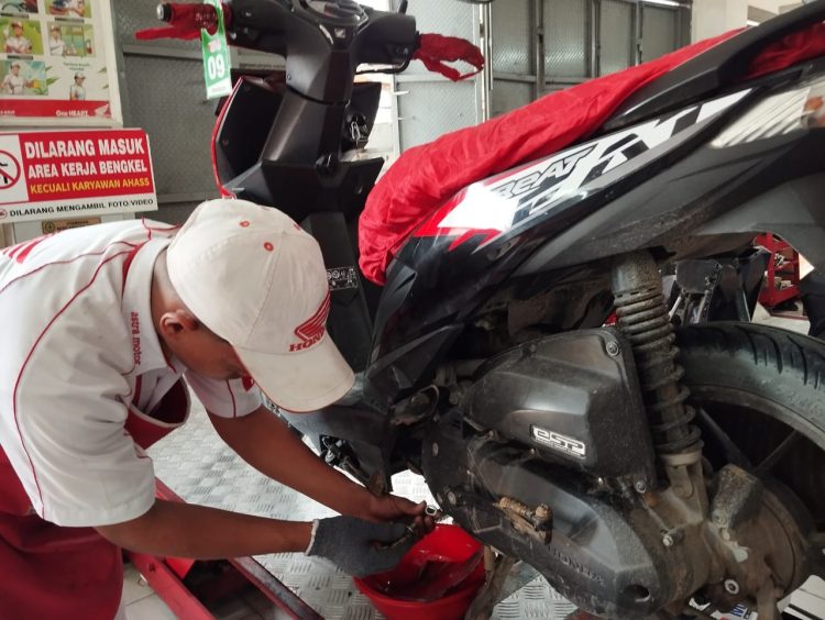 Teknisi AHASS Astra Motor Papua melakukan penggantian oli mesin dan memastikan washer diganti setiap servis rutin untuk mencegah kebocoran oli. (Foto: Istimewa)