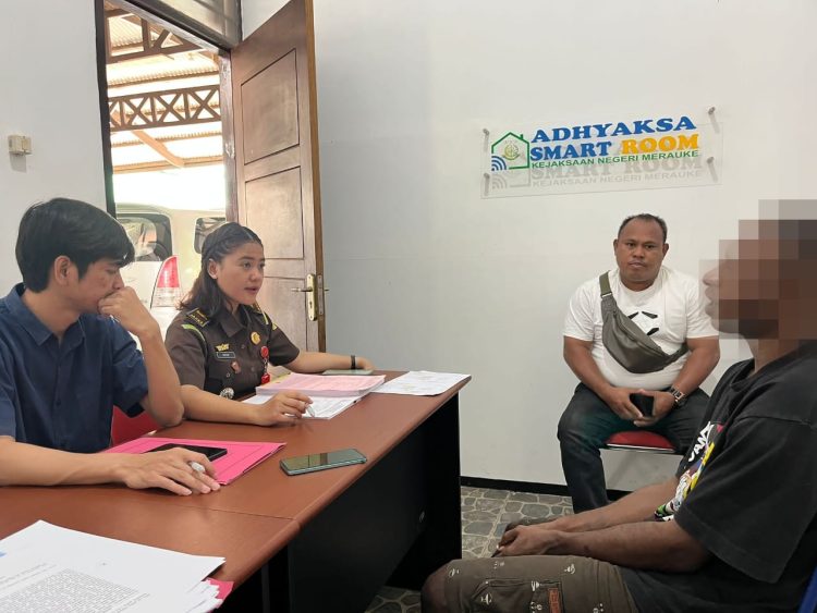 Polres Asmat resmi menyerahkan satu tersangka kasus penganiayaan berat berinisial HA (25) ke Kejaksaan Negeri Merauke. (Foto: Istimewa)