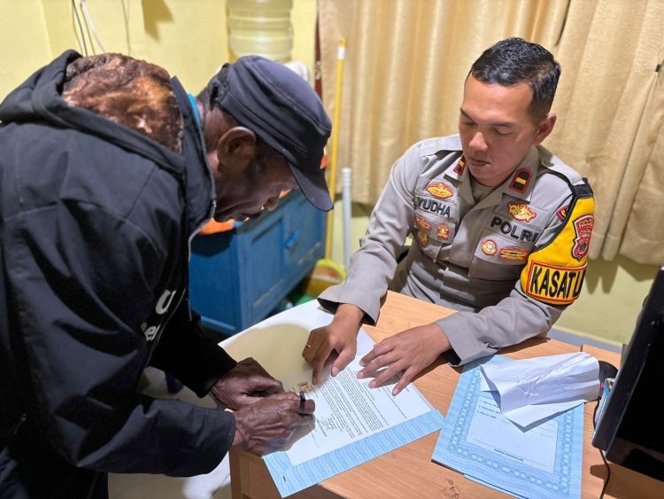 Mediasi antara kedua pihak di halaman Mapolres Tolikara. Pertemuan berlangsung aman dan kondusif. (Foto: Istimewa)