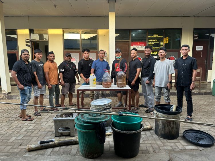 Polisi berhasil mengamankan sejumlah alat produksi sopi yang digunakan untuk menyuling minuman keras lokal tersebut. (Foto: Istimewa)