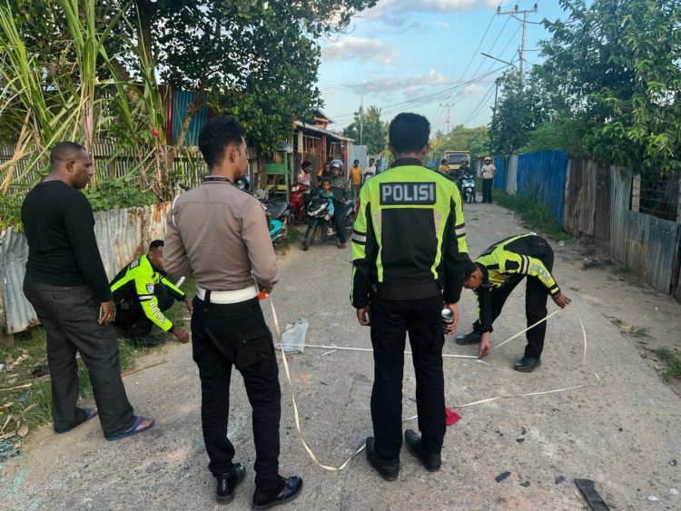Petugas kepolisian yang tiba di lokasi langsung melakukan olah TKP. (Foto: Istimewa)