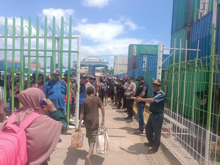 Jajaran Polsek KPL melaksanakan kegiatan pengamanan (Pamwas) kedatangan Kapal Motor (KM) Lauser di Dermaga Pelabuhan Laut Merauke. (Foto: Istimewa)