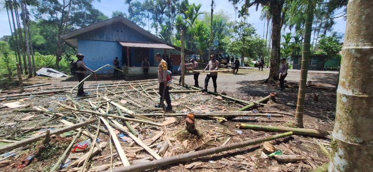 Aparat kepolisian dari Polsek Kwamki Narama bersama personel gabungan Polres Mimika melaksanakan kegiatan razia senjata tradisional. (Foto: Istimewa)