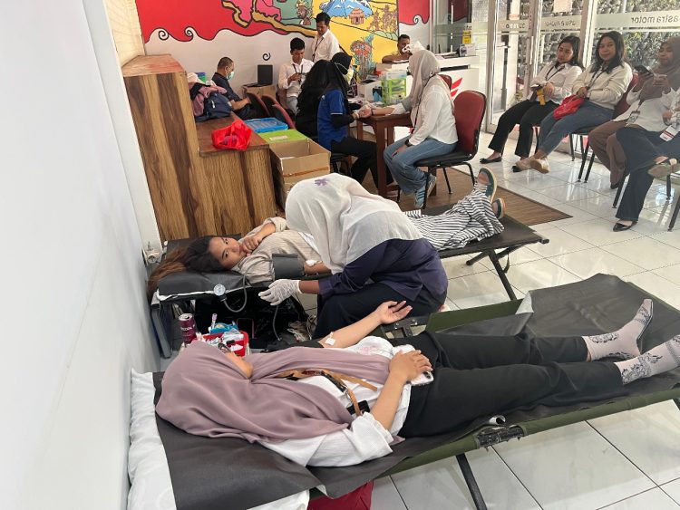 Aksi sosial melalui kegiatan donor darah yang digelar di kantor Main Dealer Jayapura. (Foto: Istimewa)