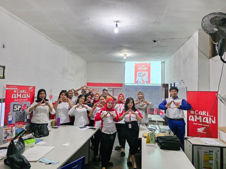 Tim Safety Riding Astra Motor Papua melakukan kunjungan langsung ke Timika untuk memberikan edukasi kepada karyawan. (Foto: Istimewa)