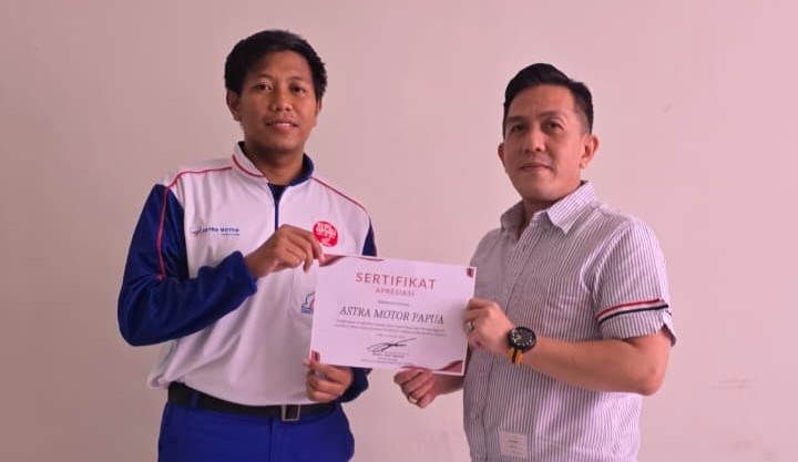 Penyerahan penghargaan berlangsung Jumat (24/10/2025), di kantor FIFGROUP Timika. (Foto: Istimewa)