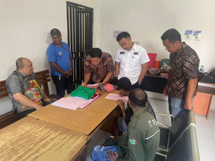 Satuan Reserse Narkoba (Satresnarkoba) melaksanakan Tahap II berupa penyerahan tersangka dan barang bukti kepada JPU. (Foto: Istimewa)