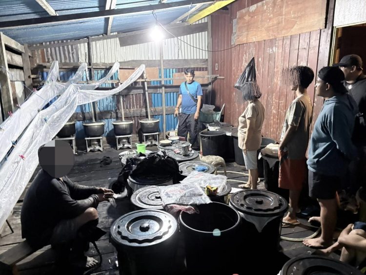Aktivitas produksi minuman keras (miras) ilegal jenis “kaki anjing” atau sopi di sebuah rumah kontrakan di Jalan Yapis berhasul diamankan. (Foto: Istimewa)