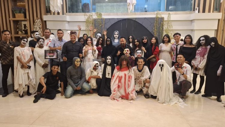 Foto bersama manajemen Hotel Horison Kotaraja dan peserta usai event Hallowen Night. (foto : Istimewa)