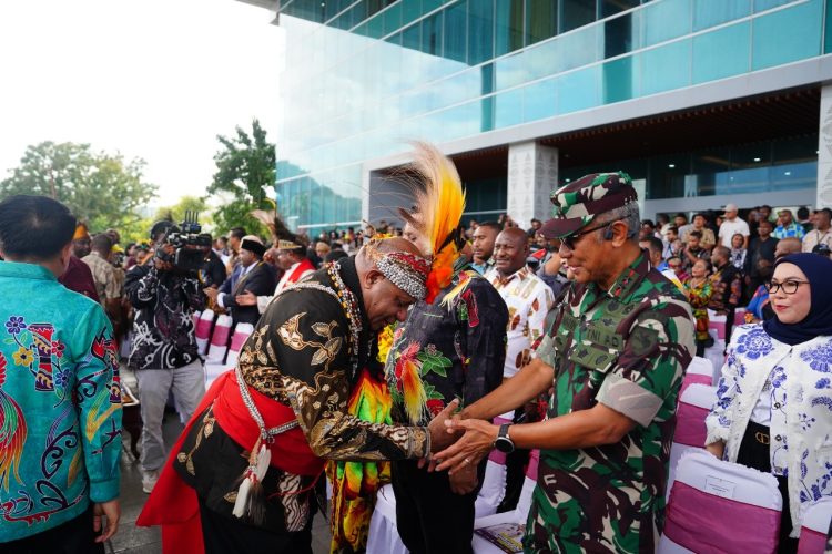 Pangdam XVII/Cenderawasih Mayjen TNI Amrin Ibrahim menghadiri Ibadah Syukur dan Pesta Rakyat Provinsi Papua. (Foto: Istimewa)