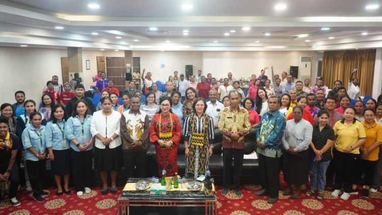 Pembinaan bagi guru Satuan Pendidikan Keagamaan Kristen (SPKK) dan guru Pendidikan Agama Kristen (PAK) di aula hotel Horex Sentani. (Foto: Istimewa)