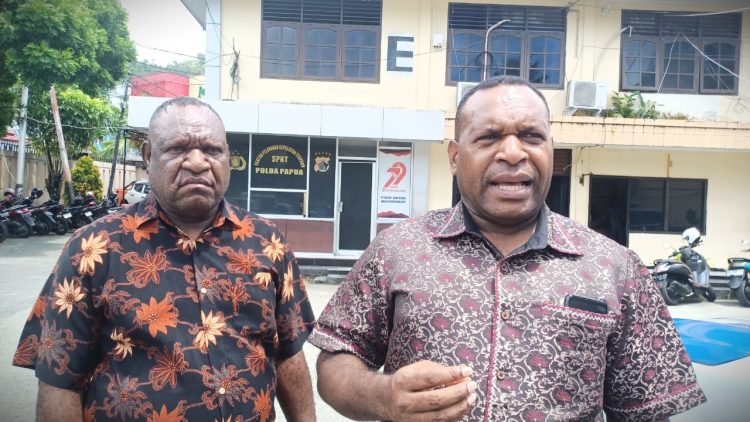 Anggota DPR Papua Pegunungan dari daerah pemilihan Kabupaten Yahukimo, Hengki Bayage (kanan), didampingi Perwakilan Tokoh Intelektual Distrik Amuma, Markus Bayage (kiri) usai membuat laporan di SPKT Polda Papua. (Foto: Darul Muttaqin)