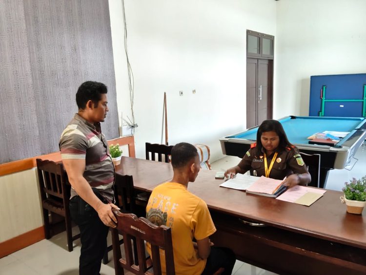 Penyerahan tersangka dan barang bukti diterima langsung oleh Jaksa Penuntut Umum Meddlyn Elisabeth Maniagasi di Kantor Kejaksaan Negeri Mimika. (Foto: Istimewa)