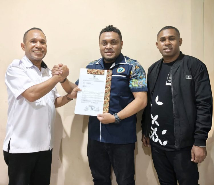 Dewan Pimpinan Pusat Pemuda Saireri Papua secara resmi menyerahkan surat rekomendasi dukungan kepada Johni Jonatan Numberi. (Foto: Istimewa)