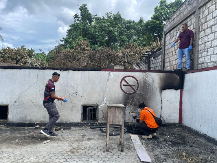 Tim INAFIS Polres Jayapura melakukan olaht TKP pasca kebakaran APMS. (Foto: Istimewa)