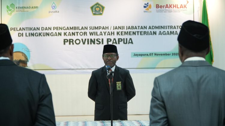 Pelantikan dan mengambil sumpah jabatan dua pejabat administrator di lingkungan Kanwil Kemenag Papua. (Foto: Istimewa)