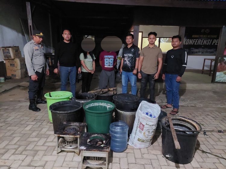 Regu Cipkon 3 Polres Merauke bersama Satuan Reserse Narkoba (Sat Resnarkoba) berhasil menggagalkan aktivitas produksi dan distribusi minuman keras jenis Sopi. (Foto: Istimewa)