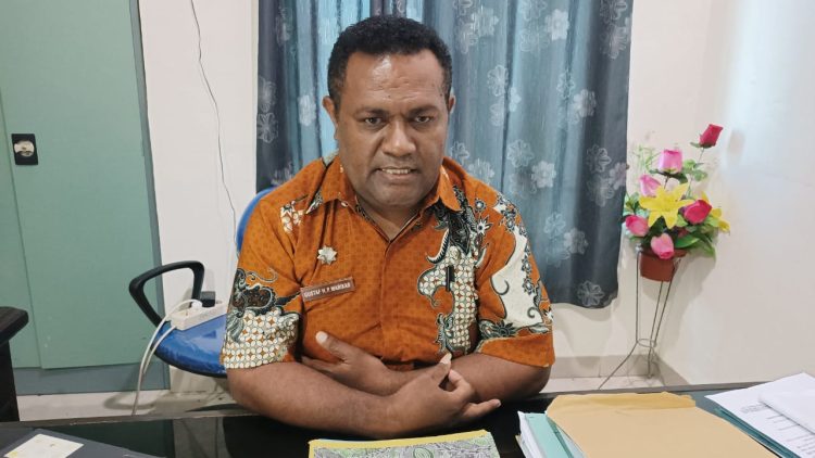 Plt. Kepala Dinas Kominfo Kabupaten Supiori, Gustaf H. P. Warikar, saat memberikan keterangan Pers Dikantor Diskominfo. (Foto: Istimewa)