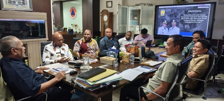 Bupati Puncak, Elvis Tabuni didampingi PJ sekda Puncak, Nenu Tabuni, saat bertemu dengan Deputi Bidang Rehabilitasi dan Rekonstruksi BNPB Jarwansah, di lantai 7 jln. Pramuka Graha BNPB Jakarta Timur. (Foto: Istimewa)
