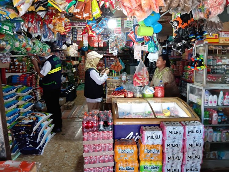 petugas menemukan sejumlah kios yang masih memperjualbelikan berbagai jenis makanan kedaluwarsa dan tidak layak konsumsi. (Foto: Istimewa)