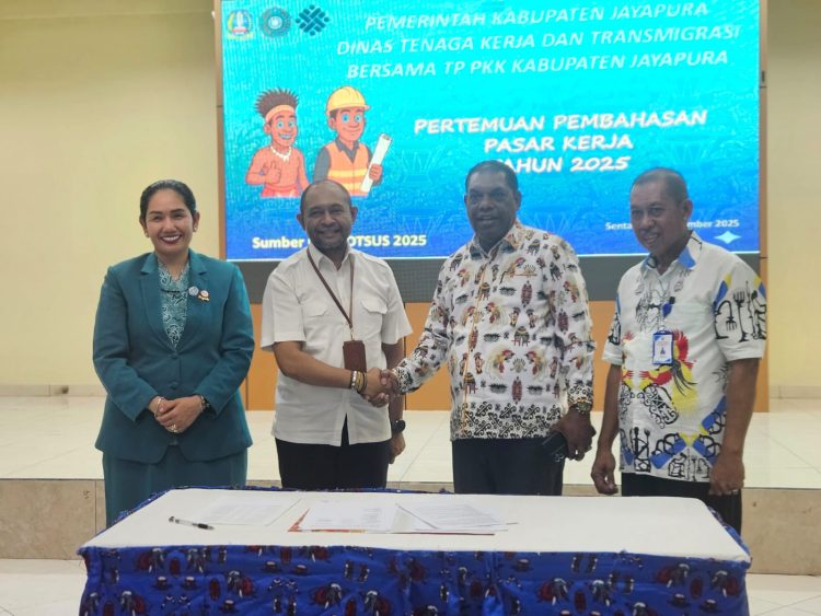 Plt. Sekda Kabupaten Jayapura Yusuf Yambe Yabdi bersama Ketua TP PKK, Dewi Sartika S. Wonda, Plt. Kepala Disnakertrans, Idris Taba saat menandatangani Perjanjian kerja sama. (Foto: Conny Mudumi)